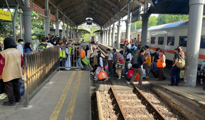 Ilustrasi penumpang turun di stasiun wilayah KAI Daop 8 Surabaya. Foto: Humas KAI Daop 8 Surabaya