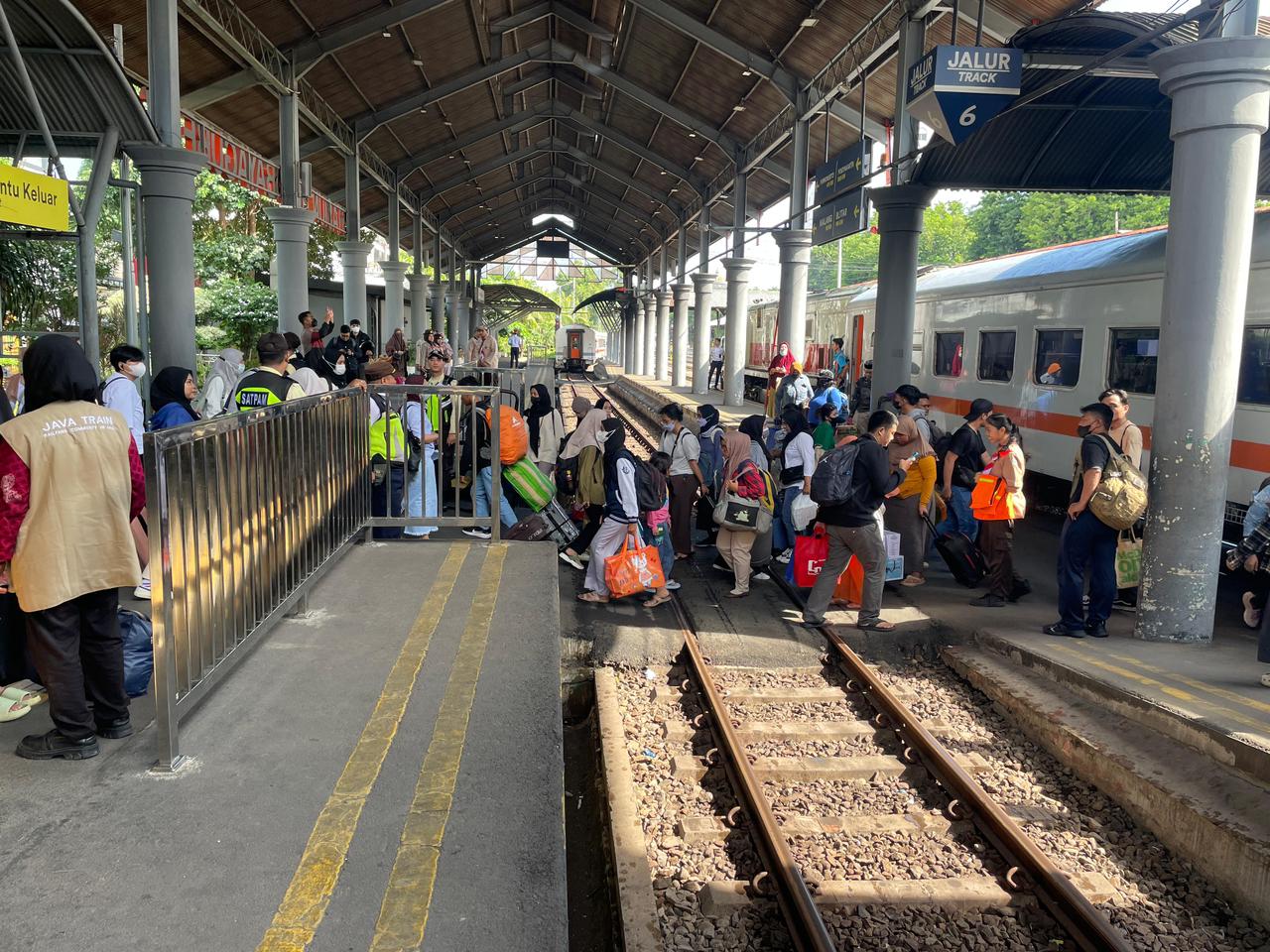 Ilustrasi penumpang turun di stasiun wilayah KAI Daop 8 Surabaya. Foto: Humas KAI Daop 8 Surabaya