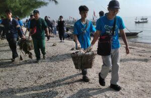 Peringati Hari Bumi Bersihkan Pantai Kenjeran