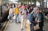 Masyarakat saat memadati Stasiun Surabaya Gubeng dalam arus balik Lebaran, Minggu (21/4/2024). Foto: Risky suarasurabaya.net