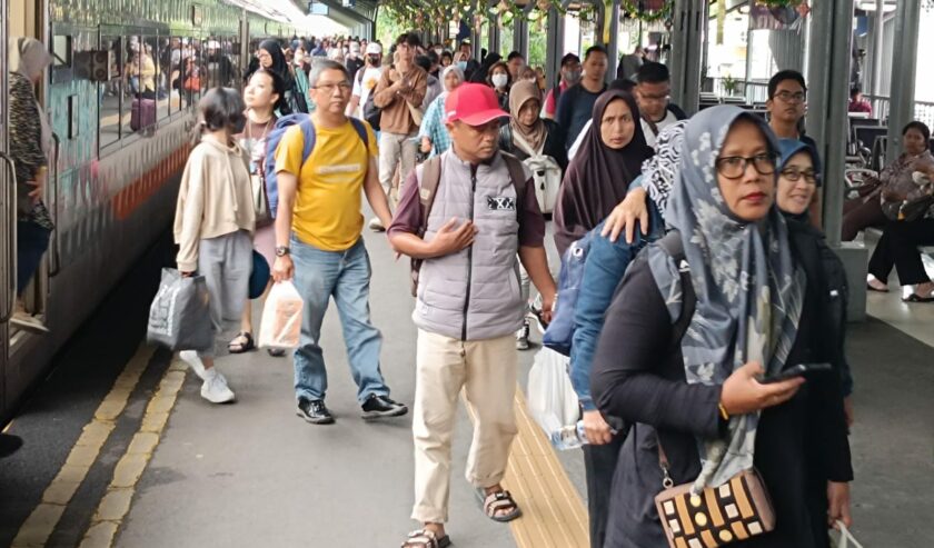 Masyarakat saat memadati Stasiun Surabaya Gubeng dalam arus balik Lebaran, Minggu (21/4/2024). Foto: Risky suarasurabaya.net