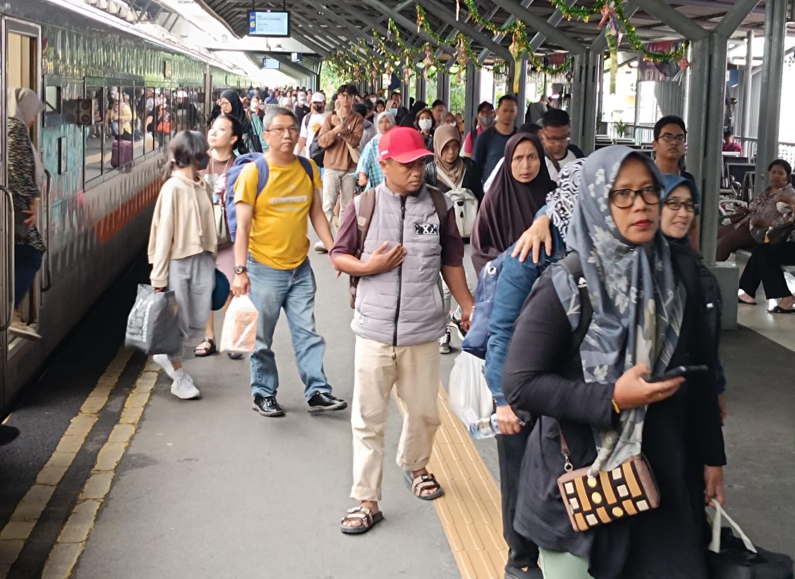 Masyarakat saat memadati Stasiun Surabaya Gubeng dalam arus balik Lebaran, Minggu (21/4/2024). Foto: Risky suarasurabaya.net