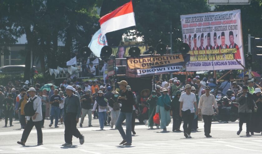 Massa pendukung AMIN mulai meninggalkan area patung kuda Monas, Jakarta Pusat, Senin (22/4/2024) pasca MK putuskan menolak gugatan AMIN seluruhnya dalam sengketa Pilpres 2024. Foto : Faiz Fadjarudin suarasurabaya.net