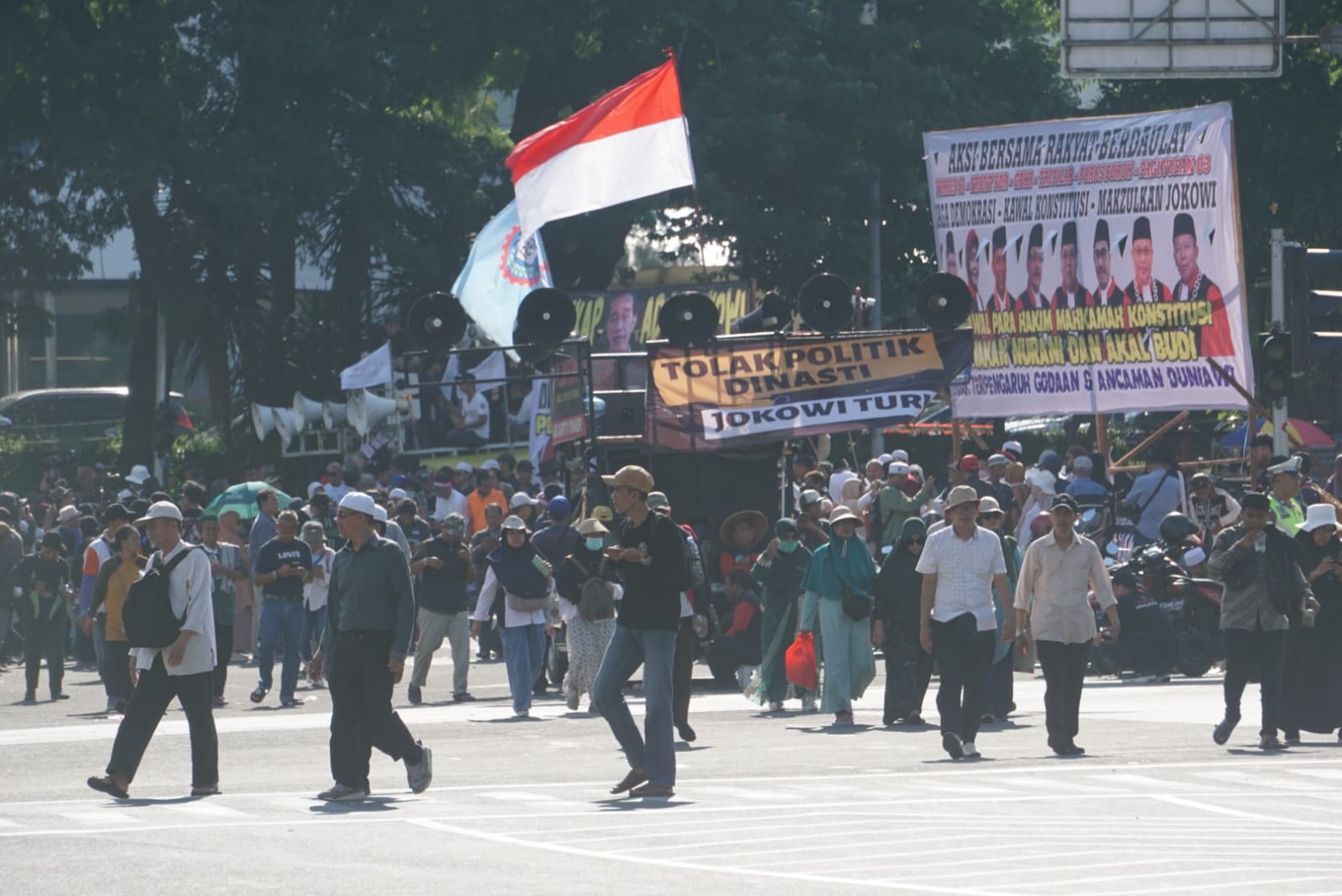 Massa pendukung AMIN mulai meninggalkan area patung kuda Monas, Jakarta Pusat, Senin (22/4/2024) pasca MK putuskan menolak gugatan AMIN seluruhnya dalam sengketa Pilpres 2024. Foto : Faiz Fadjarudin suarasurabaya.net