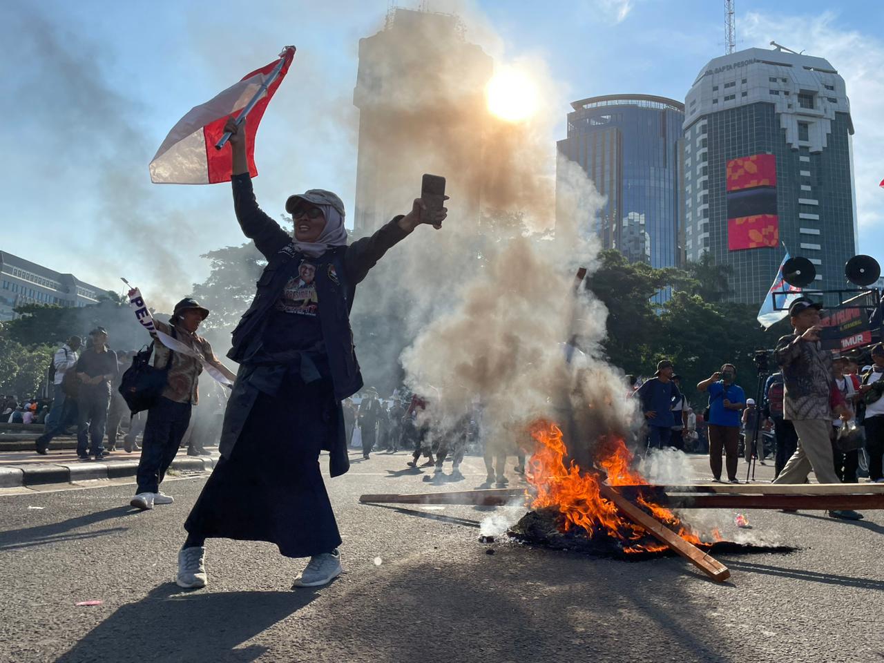 Massa pengunjukrasa membakar ban bekas seusai MK menolak gugatan AMIN dalam sengketa Pilpres 2024. Mereka kecewa dengan keputusan MK tersebut, Senin (22/4/2024). Foto : Faiz Fadjarudin suarasurabaya.net