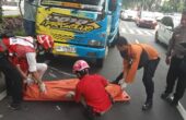 Seorang pejalan kaki berinisial M (52) asal Kabupaten Sampang, Madura meninggal dunia usai tertabrak truk di Jalan Raya Darmo Surabaya pada Senin (22/4/2024) sore. Foto: Command Center 112 Surabaya