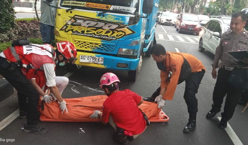 Seorang pejalan kaki berinisial M (52) asal Kabupaten Sampang, Madura meninggal dunia usai tertabrak truk di Jalan Raya Darmo Surabaya pada Senin (22/4/2024) sore. Foto: Command Center 112 Surabaya