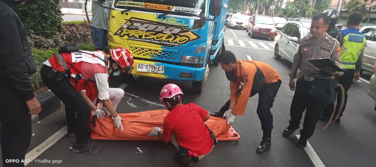 Seorang pejalan kaki berinisial M (52) asal Kabupaten Sampang, Madura meninggal dunia usai tertabrak truk di Jalan Raya Darmo Surabaya pada Senin (22/4/2024) sore. Foto: Command Center 112 Surabaya