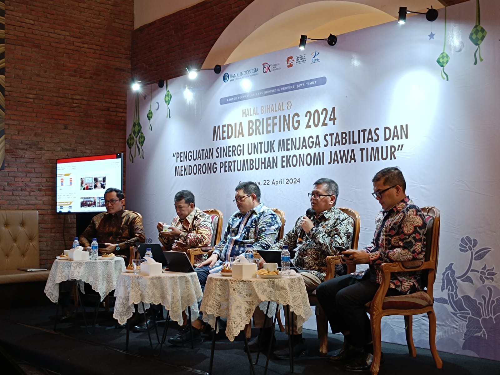 Pemaparan materi dalam penguatan sinergi untuk menjaga stabilitas dan mendorong pertumbuhan ekonomi Jatim yang diadakan oleh Bank Indonesia Jatim di Surabaya, Senin (22/4/2024). Foto: Risky suarasurabaya.net
