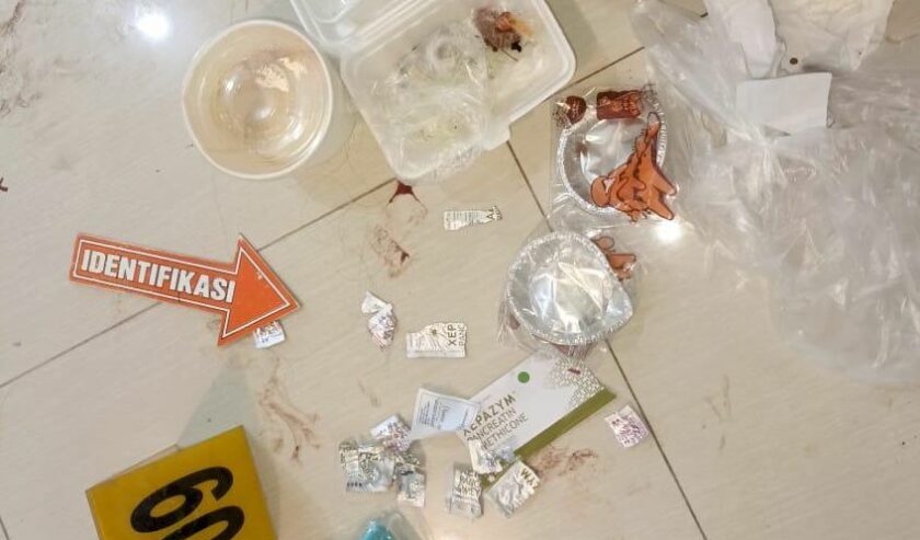 Berbagai obat-obatan yang ditemukan polisi di dalam apartemen milik ACH di kawasan Surabaya Barat, Senin (22/4/2024). Foto: Dok. Polsek Lakarsantri kepada suarasurabaya.net