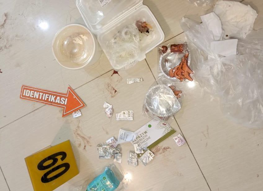Berbagai obat-obatan yang ditemukan polisi di dalam apartemen milik ACH di kawasan Surabaya Barat, Senin (22/4/2024). Foto: Dok. Polsek Lakarsantri kepada suarasurabaya.net