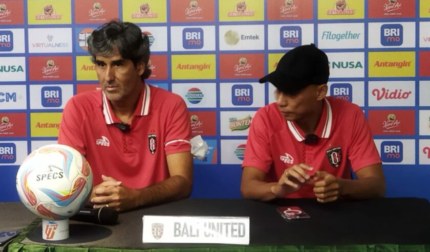 Stefano Cugurra pelatih Bali United saat berada dalam pre match press conference di kantor pemasaran Persebaya, Surabaya, Selasa (23/4/2024). Foto: Risky suarasurabaya.net