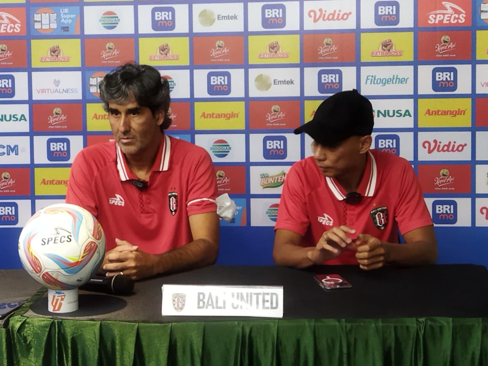 Stefano Cugurra pelatih Bali United saat berada dalam pre match press conference di kantor pemasaran Persebaya, Surabaya, Selasa (23/4/2024). Foto: Risky suarasurabaya.net