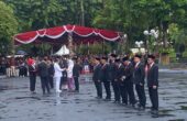 Tito Karnavian Mendagri waktu memberikan penghargaan Satyalancana Karya Byakti Praja Nugraha kepada para kepala daerah yang hadir di Hari Ortoda XXVIII di Balai Kota Surabaya, Kamis (25/4/2024). Foto: Wildan suarasurabaya.net