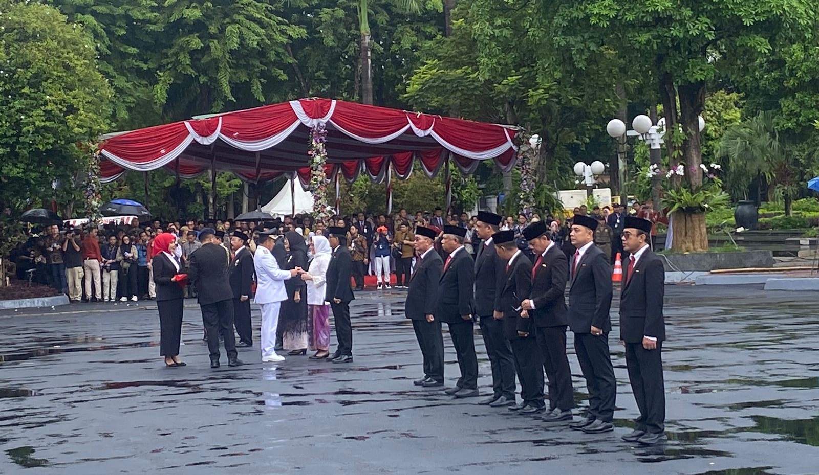 Tito Karnavian Mendagri waktu memberikan penghargaan Satyalancana Karya Byakti Praja Nugraha kepada para kepala daerah yang hadir di Hari Ortoda XXVIII di Balai Kota Surabaya, Kamis (25/4/2024). Foto: Wildan suarasurabaya.net