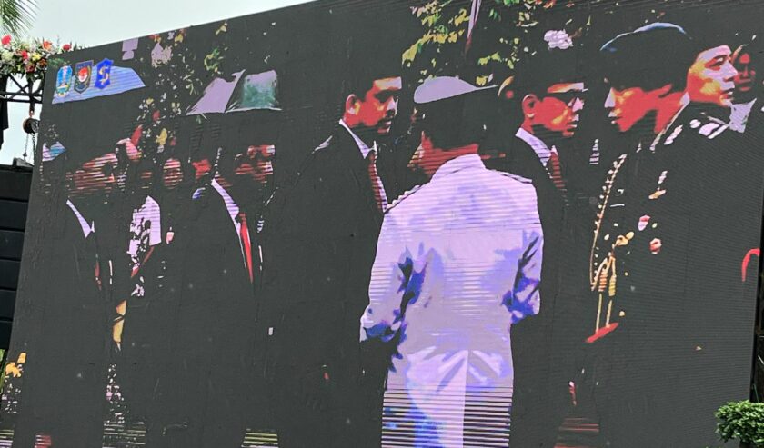 Muhammad Bobby Afif Nasution Wali Kota Medan menantu Jokowi Presiden saat menerima penghargaan dari M. Tito Karnavian Menteri Dalam Negeri di Balai Kota Surabaya, Kamis (25/4/2024). Foto: Meilita suarasurabaya.net