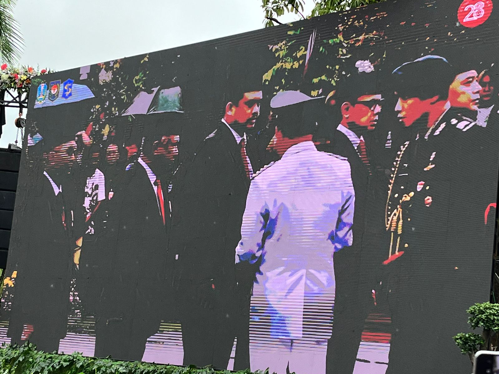 Muhammad Bobby Afif Nasution Wali Kota Medan menantu Jokowi Presiden saat menerima penghargaan dari M. Tito Karnavian Menteri Dalam Negeri di Balai Kota Surabaya, Kamis (25/4/2024). Foto: Meilita suarasurabaya.net