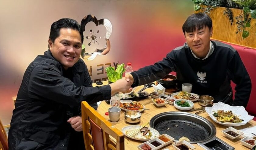 Erick Thohir Ketua Umum PSSI (kiri) bersama Shin Tae-yong Pelatih Timnas Indonesia (kanan) saling berjabatan tangan dalam sebuah kesempatan makan bersama yang diunggah oleh Erick Thohir melalui akun instagram pribadinya pada Kamis (25/4/2024). Foto: Instagram Erick Thohir