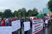 Ratusan massa demo dari Warga Rusun Nusantara yang berada di depan Gedung Negara Grahadi, Kamis (25/4/2024). Foto: Firman magang suarasurabaya.net