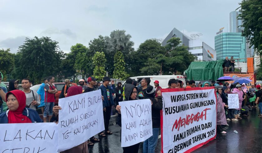 Ratusan massa demo dari Warga Rusun Nusantara yang berada di depan Gedung Negara Grahadi, Kamis (25/4/2024). Foto: Firman magang suarasurabaya.net