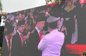 Eri Cahyadi Wali Kota Surabaya saat menerima penghargaan kepala daerah berprestasi dari Presiden yang disematkan Mendagri di upacara peringatan Hari Otonomi Daerah (Otoda) ke-28 di Balai Kota Surabaya, Kamis (25/4/2024). Foto: Meilita suarasurabaya.net