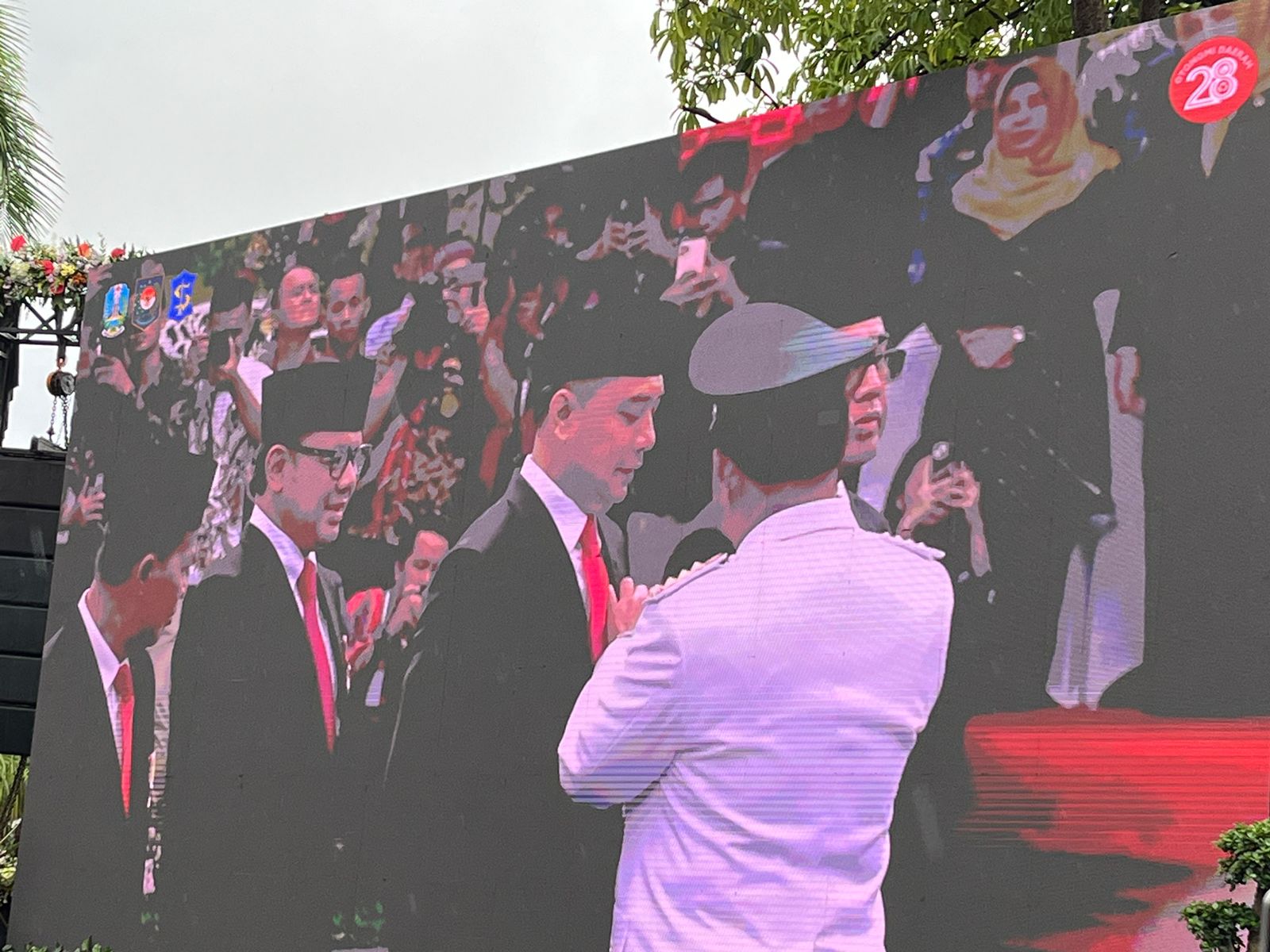 Eri Cahyadi Wali Kota Surabaya saat menerima penghargaan kepala daerah berprestasi dari Presiden yang disematkan Mendagri di upacara peringatan Hari Otonomi Daerah (Otoda) ke-28 di Balai Kota Surabaya, Kamis (25/4/2024). Foto: Meilita suarasurabaya.net
