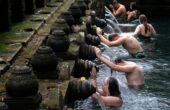 Sejumlah wisatawan mancanegara melakukan ritual melukat atau pembersihan diri di Pura Tirta Empul, Tampaksiring, Gianyar, Bali, Rabu (24/4/2024). Ritual tersebut direncanakan masuk dalam agenda World Water Forum (WWF) ke-10 di Bali yang akan diselenggarakan pada 18-25 Mei 2024 mendatang. Foto: Kemenparekraf