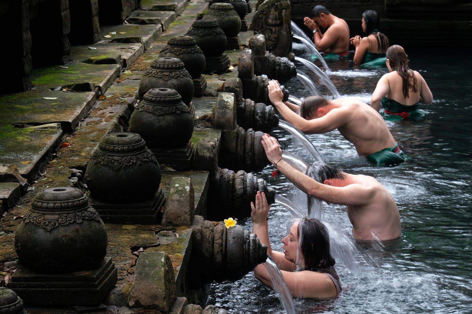 Sejumlah wisatawan mancanegara melakukan ritual melukat atau pembersihan diri di Pura Tirta Empul, Tampaksiring, Gianyar, Bali, Rabu (24/4/2024). Ritual tersebut direncanakan masuk dalam agenda World Water Forum (WWF) ke-10 di Bali yang akan diselenggarakan pada 18-25 Mei 2024 mendatang. Foto: Kemenparekraf