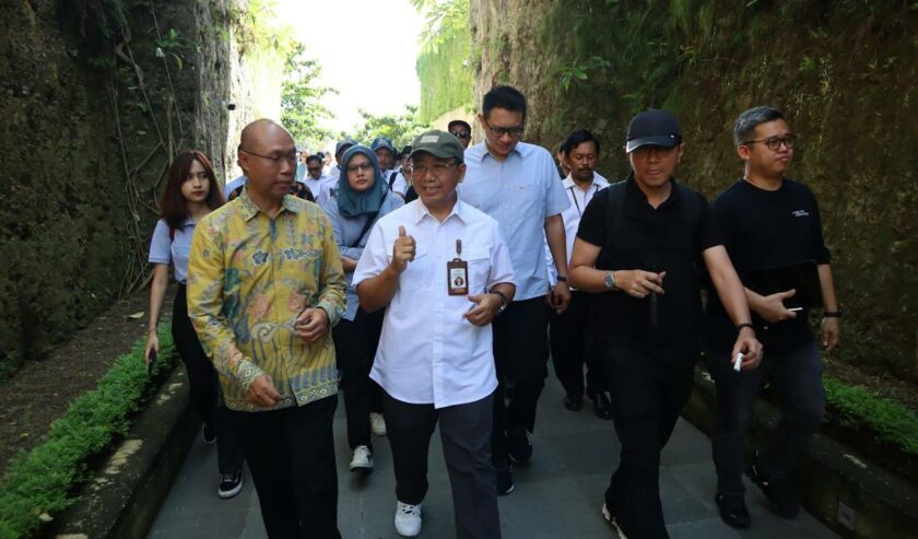 Sekretaris Kementerian Sekretariat Negara Setya Utama (berbaju putih) saat meninjau persiapan beberapa lokasi Leaders’ Visit Kepala Negara dan delegasi World Water Forum ke-10, Jumat (26/4/2024). Foto: Kemenparekraf