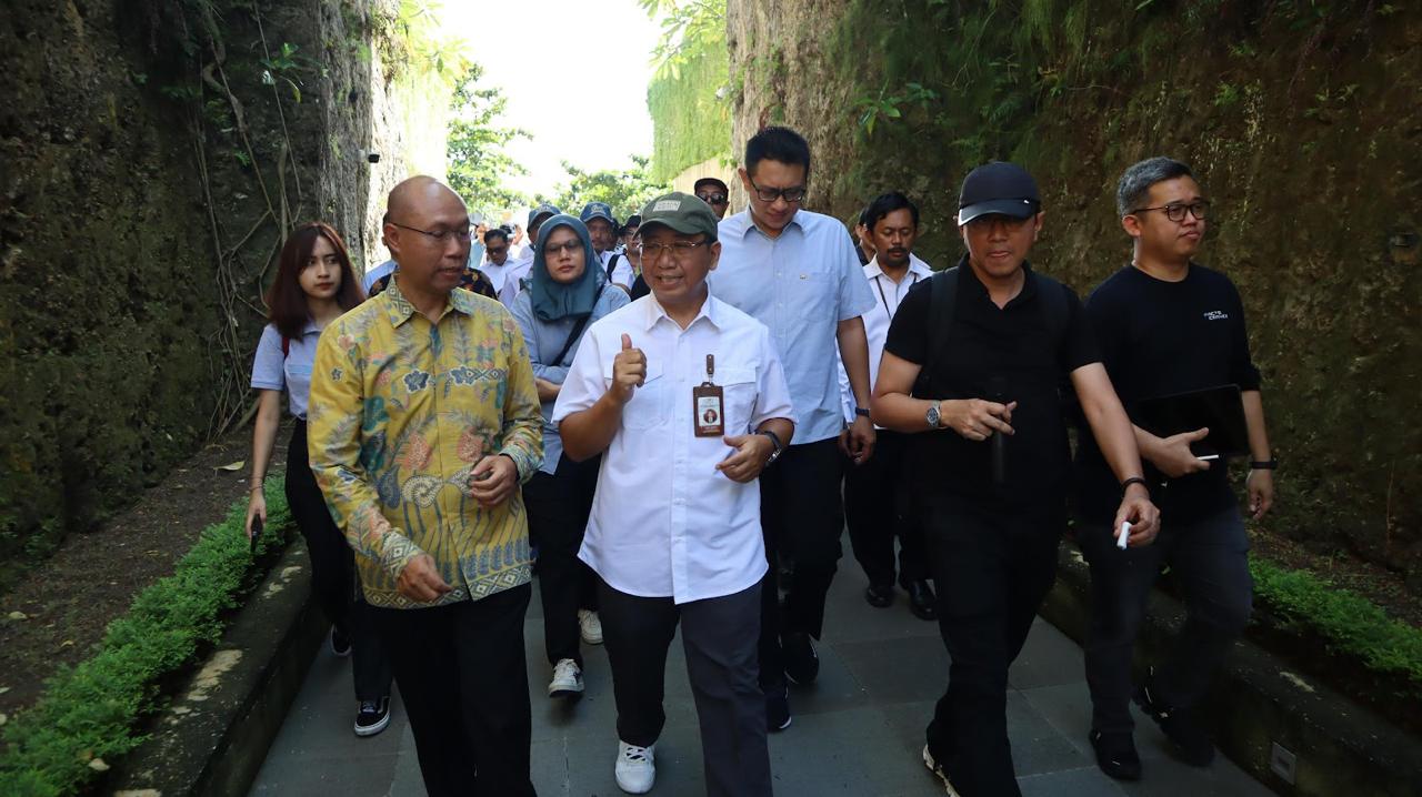 Sekretaris Kementerian Sekretariat Negara Setya Utama (berbaju putih) saat meninjau persiapan beberapa lokasi Leaders’ Visit Kepala Negara dan delegasi World Water Forum ke-10, Jumat (26/4/2024). Foto: Kemenparekraf