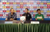 Paul Munster (tengah) pelatih Persebaya bersama Catur Pamungkas (kanan) pemain Persebaya saat berada dalam pre match press conference di Kantor Pemasaran Persebaya, Surabaya, Sabtu (27/4/2025). Foto: Risky suarasurabaya.net