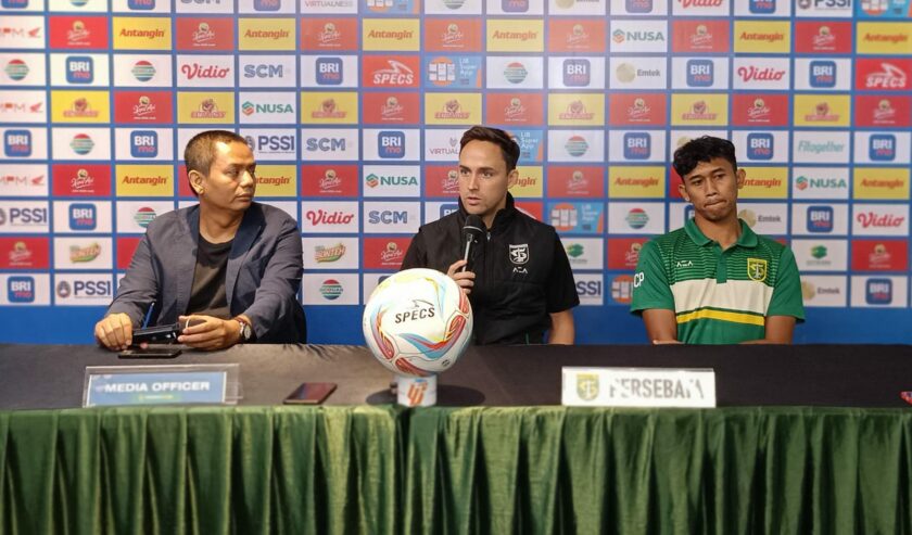 Paul Munster (tengah) pelatih Persebaya bersama Catur Pamungkas (kanan) pemain Persebaya saat berada dalam pre match press conference di Kantor Pemasaran Persebaya, Surabaya, Sabtu (27/4/2025). Foto: Risky suarasurabaya.net