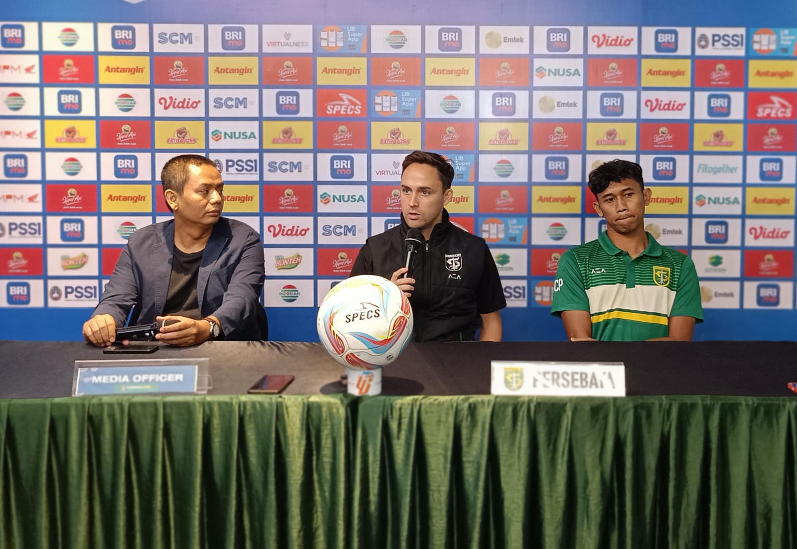 Paul Munster (tengah) pelatih Persebaya bersama Catur Pamungkas (kanan) pemain Persebaya saat berada dalam pre match press conference di Kantor Pemasaran Persebaya, Surabaya, Sabtu (27/4/2025). Foto: Risky suarasurabaya.net