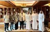 Dito Ariotedjo Menteri Pemuda dan Olahraga (keempat kiri) bersama jajaran berpose dengan pimpinan Abu Dhabi Development Fund UEA Office of Development Affair dalam kunjungan kerja ke Abu Dhabi pada Sabtu (27/4/2024). Foto: Instagram Dito Ariotedjo