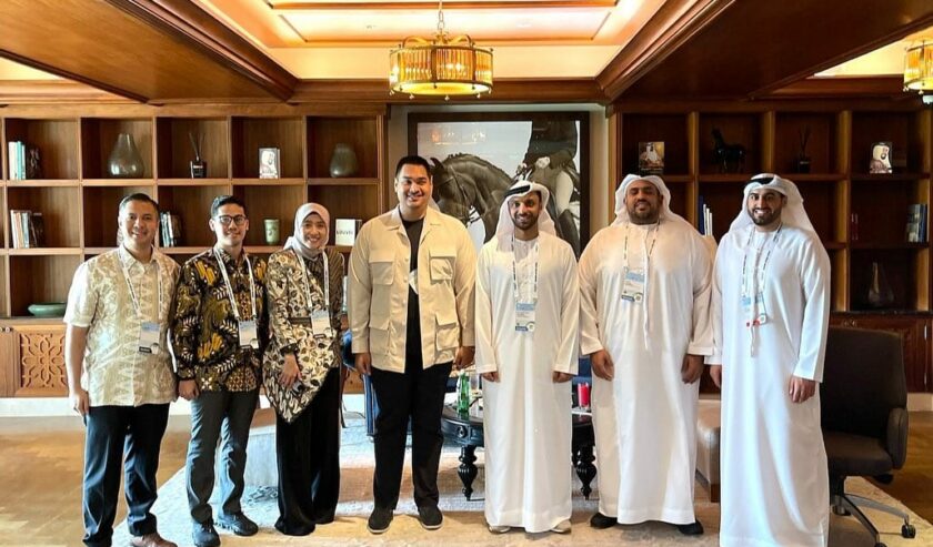 Dito Ariotedjo Menteri Pemuda dan Olahraga (keempat kiri) bersama jajaran berpose dengan pimpinan Abu Dhabi Development Fund UEA Office of Development Affair dalam kunjungan kerja ke Abu Dhabi pada Sabtu (27/4/2024). Foto: Instagram Dito Ariotedjo