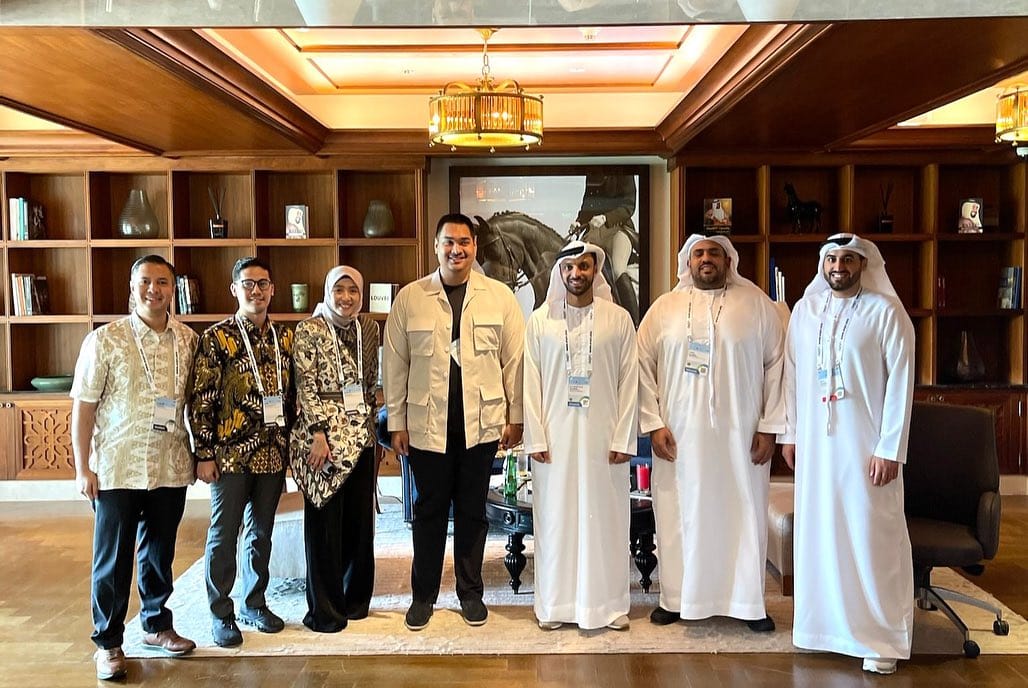 Dito Ariotedjo Menteri Pemuda dan Olahraga (keempat kiri) bersama jajaran berpose dengan pimpinan Abu Dhabi Development Fund UEA Office of Development Affair dalam kunjungan kerja ke Abu Dhabi pada Sabtu (27/4/2024). Foto: Instagram Dito Ariotedjo