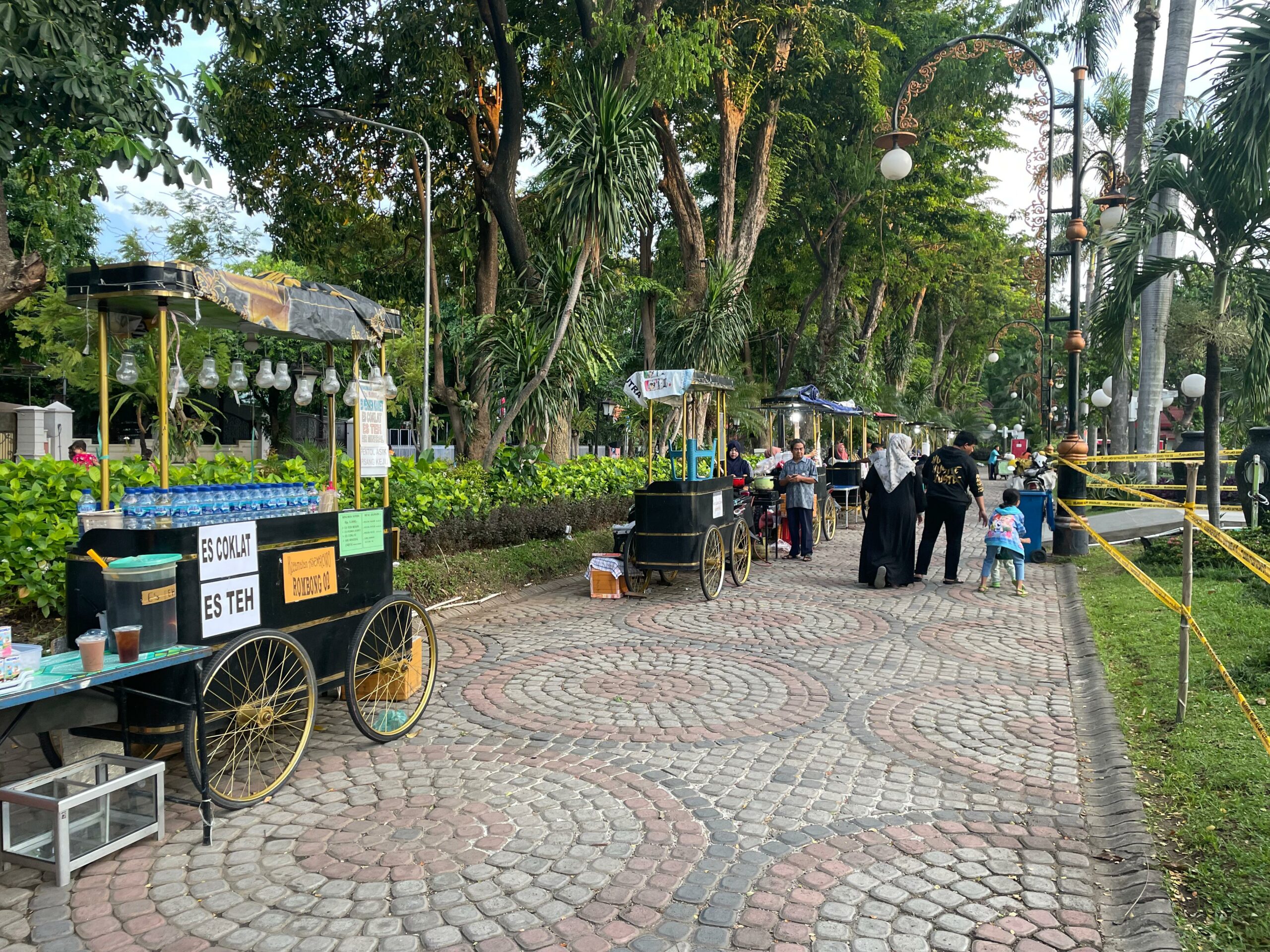 Stand UMKM yang berada di samping Balai Kota Surabaya untuk meramaikan acara nonton bareng Timnas U-23 pada Senin (29/4/2024) malam. Foto: Firman magang suarasurabaya.net