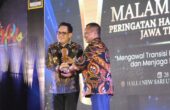 Adhy Karyono Pj. Gubernur Jatim saat menerima penghargaan PWI Jatim Award yang diserahkan oleh Lutfil Hakim Ketua PWI Jatim saat puncak peringatan HPN di Jember, Minggu (28/4/2024) malam. Foto: PWI Jatim