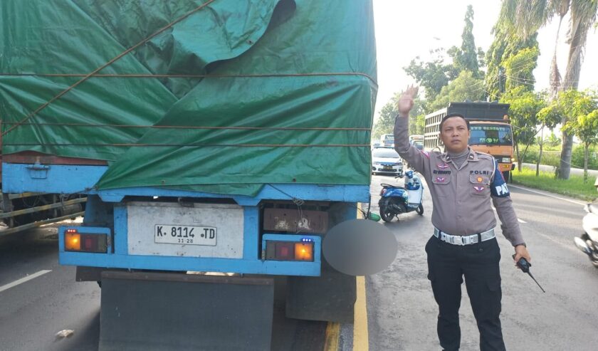 Kecelakaan motor dengan truk gandeng terjadi di Jalan Jaksa Agung Suprapto, Lamongan pada Senin(29/4/2024). Foto: Ipda Hadi Siswanto via WhatsApp SS