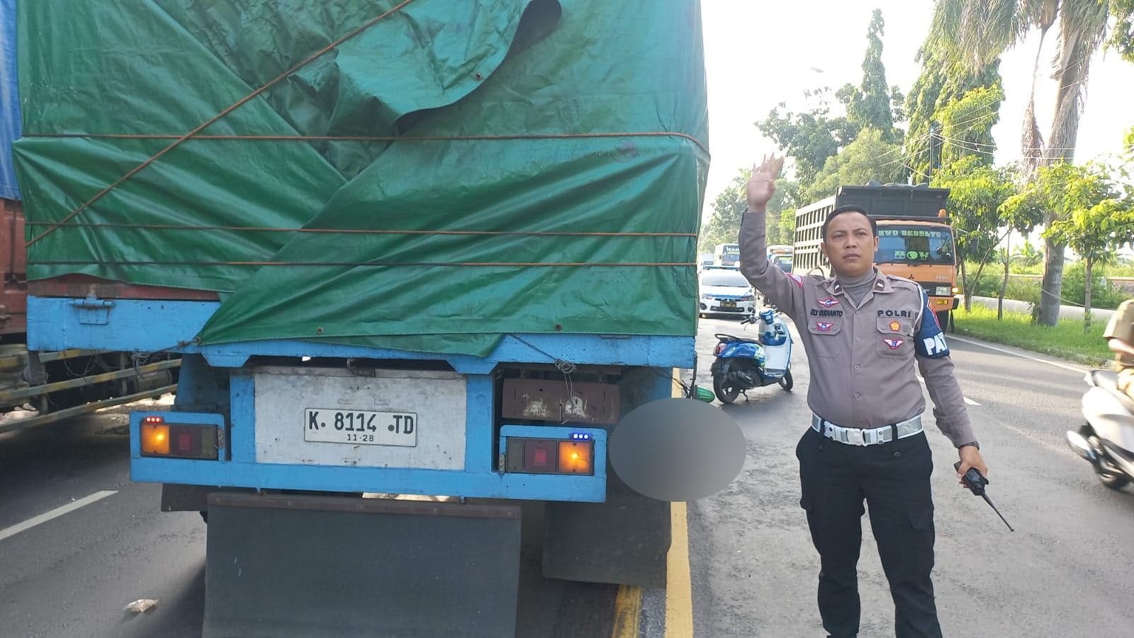 Kecelakaan motor dengan truk gandeng terjadi di Jalan Jaksa Agung Suprapto, Lamongan pada Senin(29/4/2024). Foto: Ipda Hadi Siswanto via WhatsApp SS