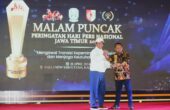 Prof. Dr. Nurhasan Rektor Universitas Negeri Surabaya (Unesa) menerima penghargaan Change Leader oleh Persatuan Wartawan Indonesia (PWI) Jatim Award 2024 di malam puncak Hari Pers Nasional (HPN) 2024, yang diselenggarakan di Hall New Sari Utama, Jember, Minggu (28/4/2024). Foto: Humas Unesa