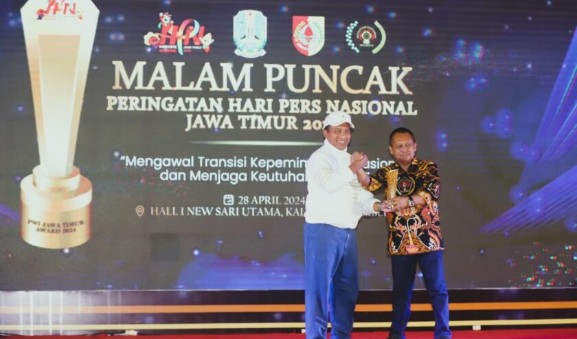 Prof. Dr. Nurhasan Rektor Universitas Negeri Surabaya (Unesa) menerima penghargaan Change Leader oleh Persatuan Wartawan Indonesia (PWI) Jatim Award 2024 di malam puncak Hari Pers Nasional (HPN) 2024, yang diselenggarakan di Hall New Sari Utama, Jember, Minggu (28/4/2024). Foto: Humas Unesa