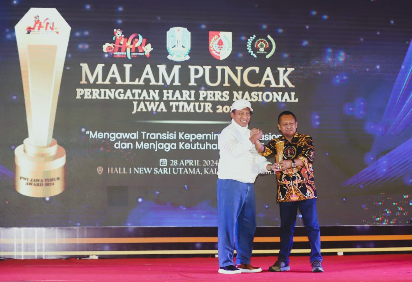 Prof. Dr. Nurhasan Rektor Universitas Negeri Surabaya (Unesa) menerima penghargaan Change Leader oleh Persatuan Wartawan Indonesia (PWI) Jatim Award 2024 di malam puncak Hari Pers Nasional (HPN) 2024, yang diselenggarakan di Hall New Sari Utama, Jember, Minggu (28/4/2024). Foto: Humas Unesa