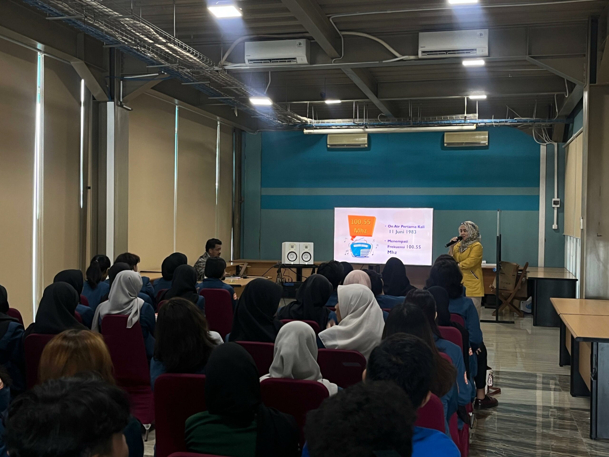 Restu Indah, penyiar Radio Suara Surabaya saat memaparkan materi milestone atau sistem kerja Suara Surabaya di kunjungan mahasiswa Universitas Airlangga (Unair) dan MBKM di Suara Surabaya Center (SSC), Senin (29/4/2024). Foto: Fitrah magang suarasurabaya.net