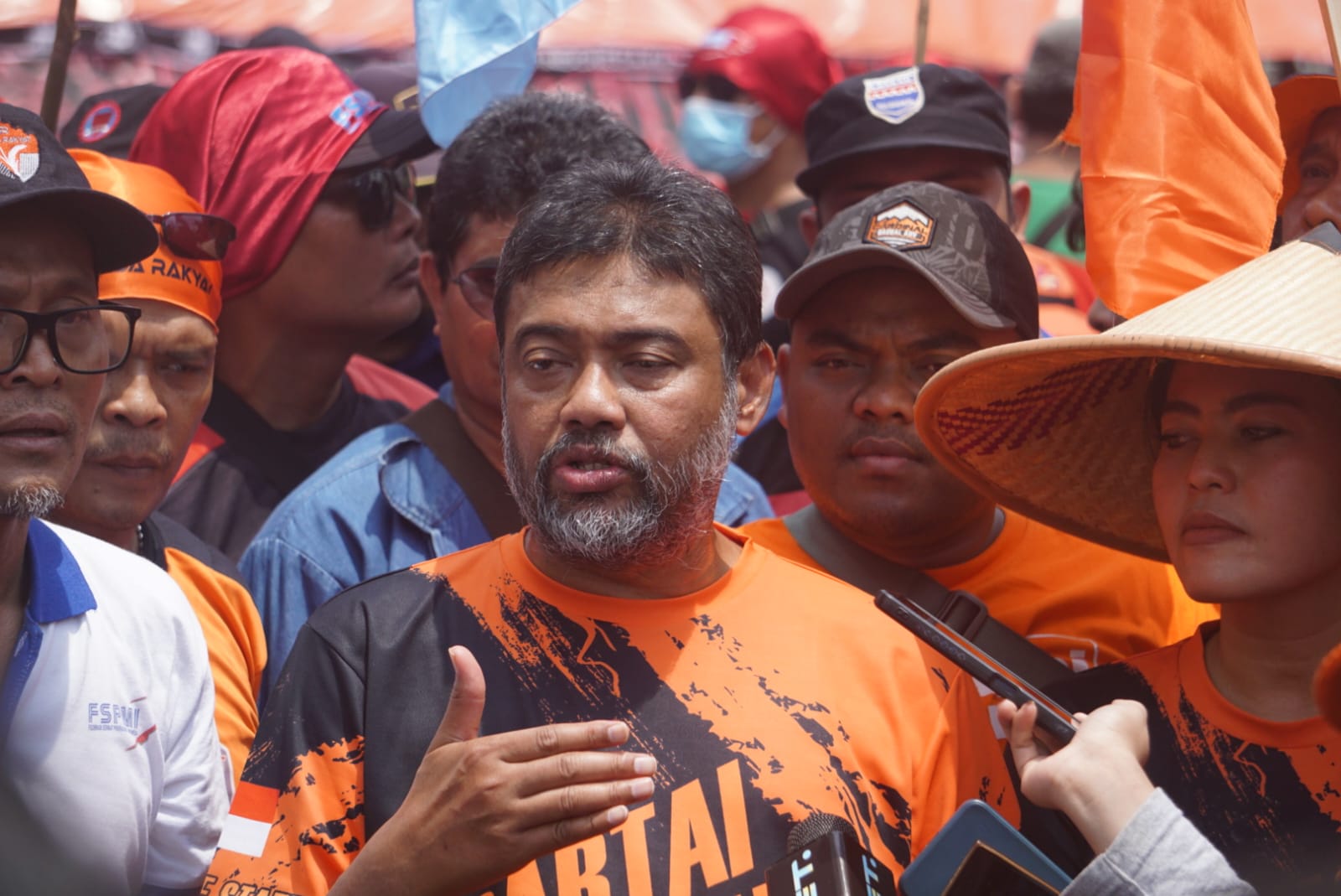 Said Iqbal Presiden KSPI dalam aksinya di depan Gedung DPR RI Senayan Jakarta. Foto: Faiz Fadjarudin suarasurabaya.net