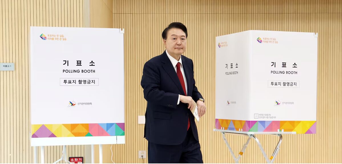 Yoon Suk Yeol Presiden Korea Selatan memberikan suaranya dalam pemilihan parlemen ke-22, di Busan, Korea Selatan, Jumat (5/4/2024). Foto: Reuters