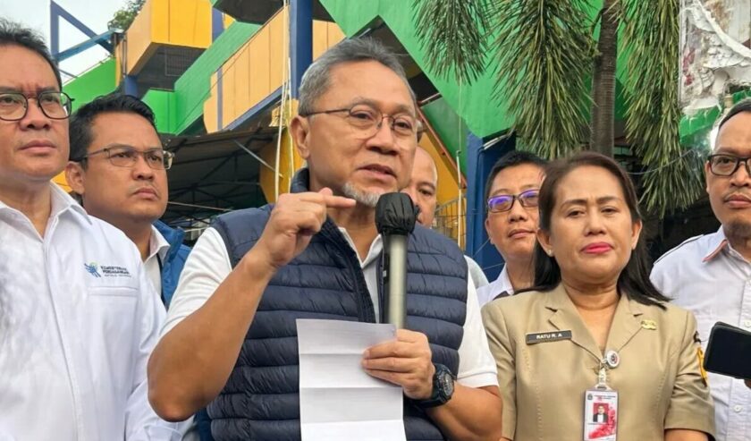 Zulkifli Hasan Menteri Perdagangan (Mendag) usai melakukan pemantauan harga bahan pokok di Pasar Palmerah, Jakarta, Selasa (30/4/2024). Foto: Antara