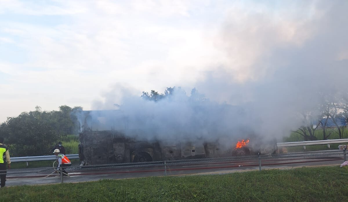 Bus Bahala Kencana terbakar di Tol Jombang-Mojokerto