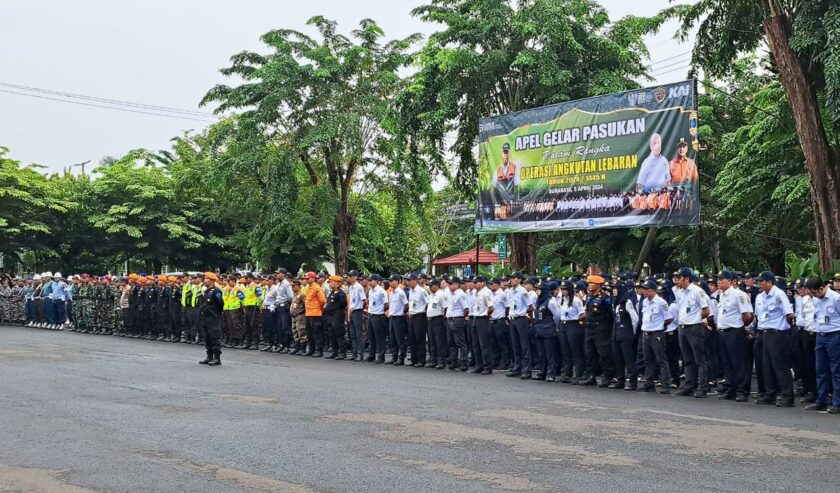 Apel gelar pasukan KAI Daop 8 Surabaya memulai posko angkutan Lebaran, Jumat (5/4/2024).