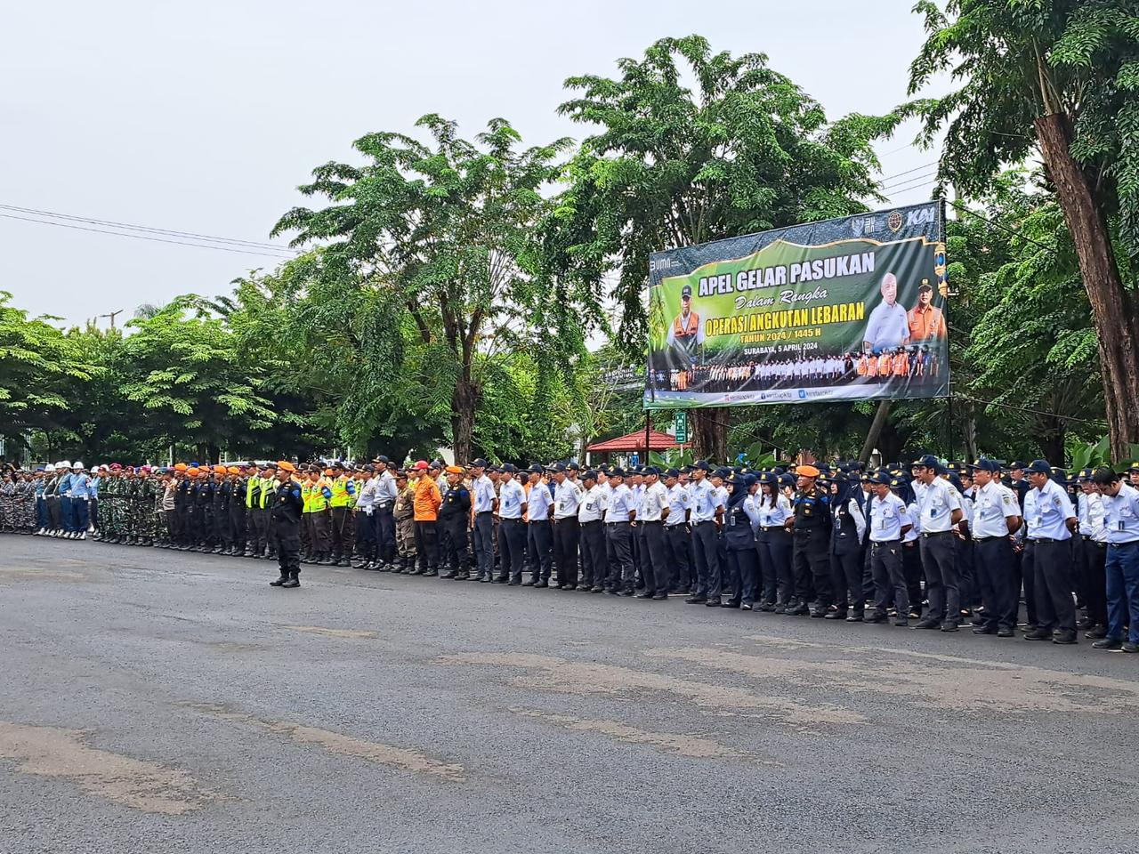 Apel gelar pasukan KAI Daop 8 Surabaya memulai posko angkutan Lebaran, Jumat (5/4/2024).